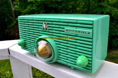 売れました！ - 2018 年 7 月 29 日 - SEA GREEN ミッドセンチュリー レトロ Jetsons 1957 Motorola 56H タービン管 AM ラジオは素晴らしい動作をします。