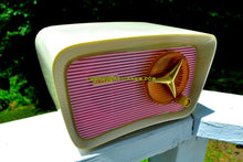 Charger l&#39;image dans la galerie, SOLD! - Oct 11, 2017 - SO JETSONS LOOKING Retro Vintage Pink and White 1959 Travler T204 AM Tube Radio So Cute! - [product_type} - Travler - Retro Radio Farm