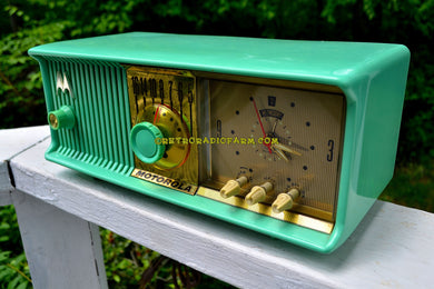 売れました！ - 2017 年 7 月 13 日 - シーグリーン ミッドセンチュリー レトロ アンティーク Jetsons 1957 Motorola 57CC 真空管 AM クロック ラジオ 完全に復元されました。