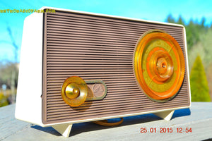 売れました！ - 2016 年 9 月 4 日 - モーヴ タンとホワイト レトロ Jetsons ヴィンテージ 1958 RCA 1-RA-36 AM 真空管ラジオは動作します。