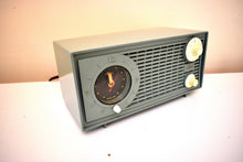 Charger l&#39;image dans la galerie, Eldorado Avocado 1959 Admiral Model 4E3 AM Vacuum Tube Clock Radio Nice!