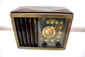 Bluetooth 準備完了 - アジアのテーマ塗装ブラック ベークライト 1946 RCA Victor モデル 75-X-18 真空管 AM ラジオのサウンドは素晴らしいです。見た目も素晴らしい！