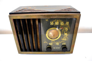 Bluetooth 準備完了 - アジアのテーマ塗装ブラック ベークライト 1946 RCA Victor モデル 75-X-18 真空管 AM ラジオのサウンドは素晴らしいです。見た目も素晴らしい！