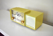 Charger l&#39;image dans la galerie, Beautiful Summer Gold 1958 Admiral Model 298 Vacuum Tube AM Clock Radio Excellent Condition Sounds Wonderful!