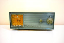 画像をギャラリービューアに読み込む, セージグリーン 1955 アドミラルモデル 5W38 ビンテージ アトミックエイジ真空管 AM ラジオ時計サウンドは素晴らしいです。