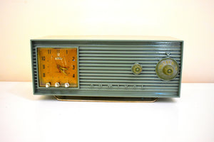セージグリーン 1955 アドミラルモデル 5W38 ビンテージ アトミックエイジ真空管 AM ラジオ時計サウンドは素晴らしいです。