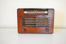 Charger l&#39;image dans la galerie, Cherry Wood Artisan Handcrafted 1947 Speigel Inc. Aircastle Model 6514 Vacuum Tube AM Radio Sounds Great! Excellent Condition!