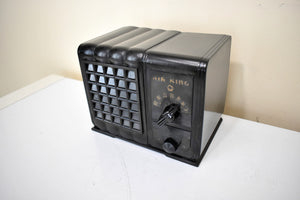 真っ黒なベークライト 1939 エアキング モデル 222 AM 真空管 AM ラジオが動作します。おしっこサイズのプレイヤー！