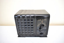 画像をギャラリービューアに読み込む, 真っ黒なベークライト 1939 エアキング モデル 222 AM 真空管 AM ラジオが動作します。おしっこサイズのプレイヤー！
