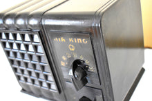 Charger l&#39;image dans la galerie, Pitch Black Bakelite 1939 Air King Model 222 AM Vacuum Tube AM Radio Works! Pee Wee Sized Player!