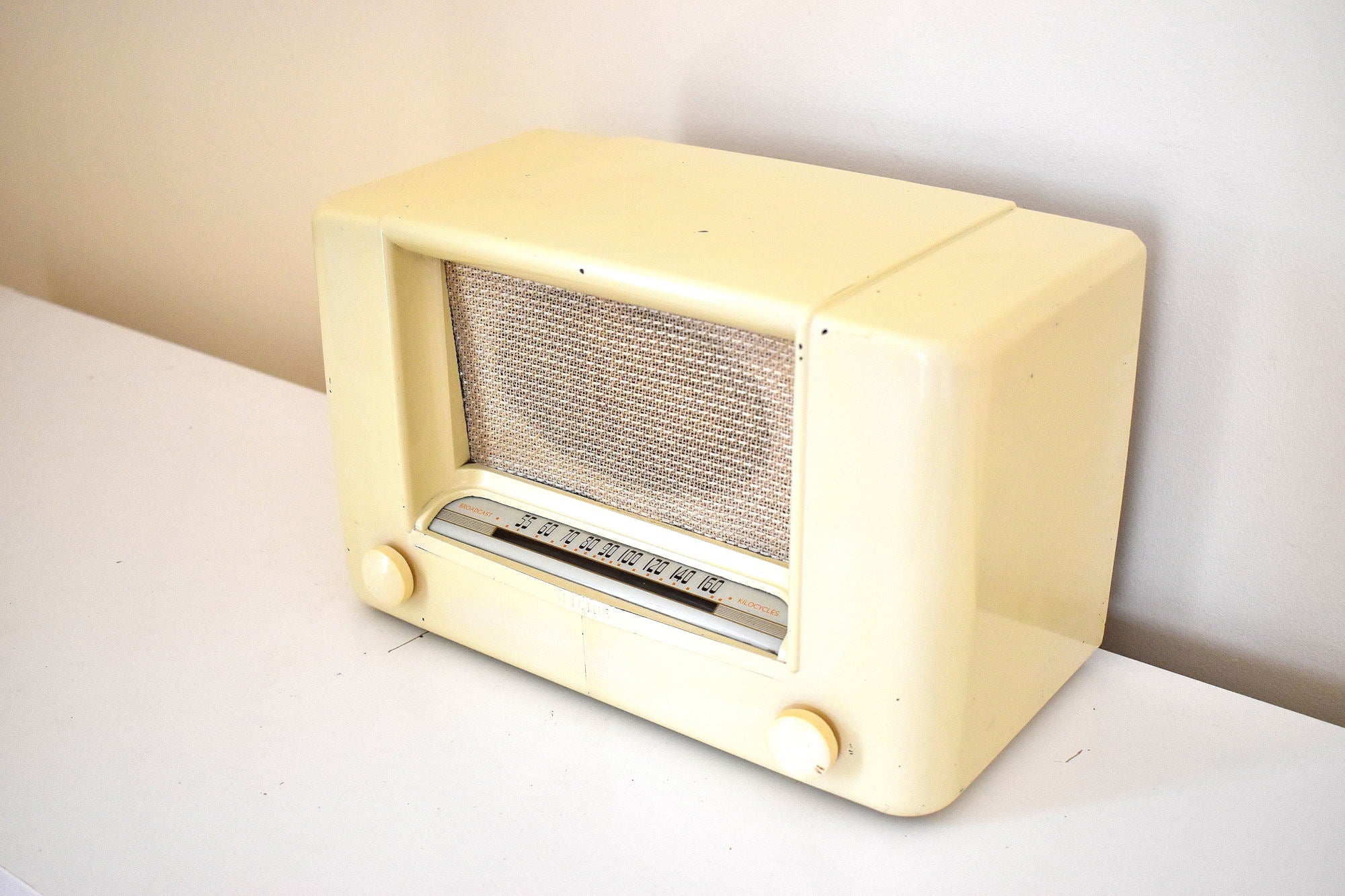 Gilded Age Ivory Bakelite 1947 Airline Model 74WG-1509 AM Vacuum Tube AM Radio Excellent Condition Great Sounding!!