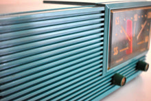 Charger l&#39;image dans la galerie, Turquoise Green 1957 Airline Model HSE1625A AM Vacuum Tube Radio Loud and Clear Looks Great!