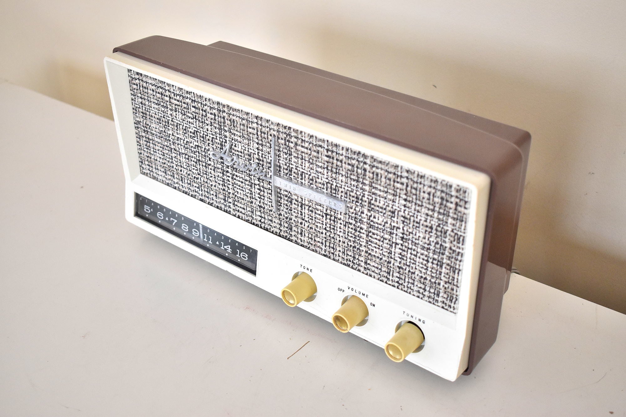 サハラ トープ 1959 アービン モデル 2585 真空管 AM ラジオ クリーンでゴージャスな見た目とサウンド!