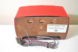 キラリと光るレッド 1950 アービン モデル 451T 真空管ラジオ サウンドは素晴らしい Whiz Bang イルミネーション チューニング リングです。