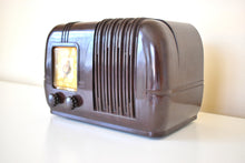 Charger l&#39;image dans la galerie, Siena Brown Bakelite 1947 Arvin Model 544 &quot;Lefty&quot; Vacuum Tube AM Radio Sounds Great Excellent Condition!