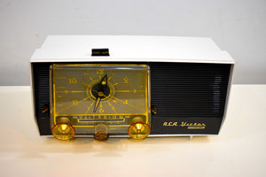 チャコールとホワイト 1959 RCA Victor Model 1-C-5JE 真空管 AM クロック ラジオは夢のようです。