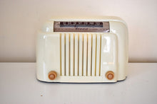 Charger l&#39;image dans la galerie, Ivory White 1947 Bendix Aviation Model 110 Vacuum Tube AM Radio Excellent Condition Great Sounding Cuteness Award!