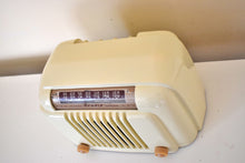 Load image into Gallery viewer, Ivory White 1947 Bendix Aviation Model 110 Vacuum Tube AM Radio Excellent Condition Great Sounding Cuteness Award!