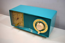 Charger l&#39;image dans la galerie, Aqua Mid Century 1960 Motorola Model C15JK25 Vacuum Tube AM Clock Radio Sounds Great! Looks Great!