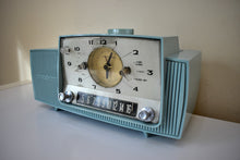 Charger l&#39;image dans la galerie, Cornflower Blue 1959 GE General Electric Model 913D AM Vacuum Tube Clock Radio Holy Smoke Working Clock Light!