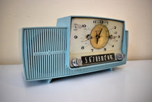 Charger l&#39;image dans la galerie, Cornflower Blue 1959 GE General Electric Model 913D AM Vacuum Tube Clock Radio Holy Smoke Working Clock Light!