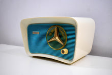 Charger l&#39;image dans la galerie, Turquoise and White 1959 Travler Model T-204 AM Tube Radio Cute As A Button!
