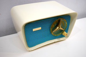 ターコイズとホワイト 1959 トラブラー モデル T-204 AM 真空管ラジオ ボタンのようにかわいい!