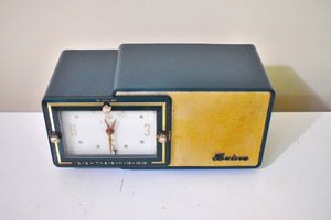 シャーウッド グリーンとゴールド 1957 ブローバ モデル 100 AM 真空管クロック ラジオ ただただ素晴らしい!