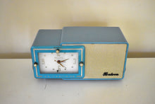Charger l&#39;image dans la galerie, Egyptian Turquoise and Gold 1959 Bulova Model 100 AM Vacuum Tube Clock Radio Simply Fabulous! Works Great!
