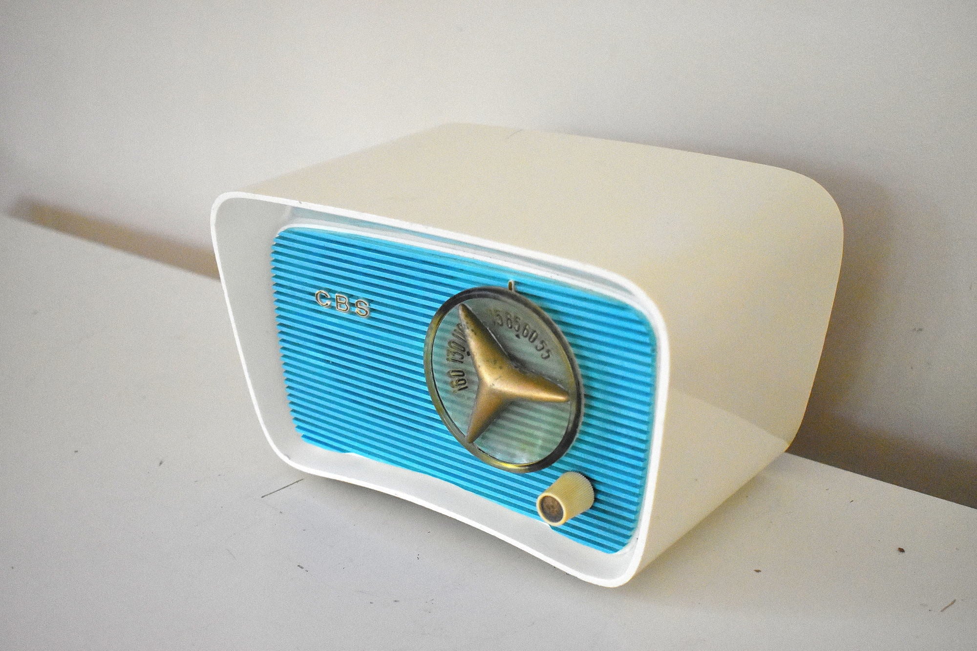 アクア ターコイズとホワイト 1959 CBS モデル 2160 AM 真空管ラジオ ボタンのようにかわいい、素晴らしいサウンドです。