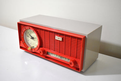 赤とグレーのミッドセンチュリーレトロ 1959-1961 CBS モデル C220 真空管 AM クロックラジオ これまでにないカラーコンボ!