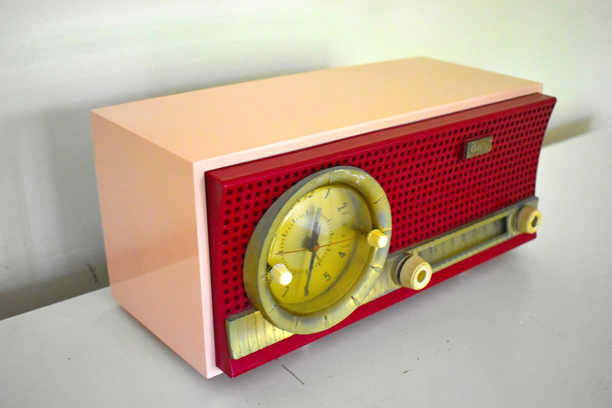 Sweetheart Red and Pink Mid Century Retro 1959-1961 CBS Model C230 Vacuum Tube AM Clock Radio Rare Color Combo!