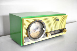 Never Before Seen グラスホッパー グリーン ミッドセンチュリー レトロ 1959-1961 CBS モデル C230 真空管 AM クロック ラジオ 素晴らしい状態です。全てオリジナル！