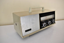 画像をギャラリービューアに読み込む, シルクウッド ベージュ 1965 チャンネルマスターモデル 6260A トランジスタ AM ラジオ キュートなデザイン 良好な状態！