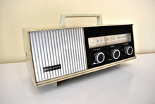 Charger l&#39;image dans la galerie, Silkwood Beige 1965 Channel Master Model 6260A Transistor AM Radio Cute Design Excellent Condition!