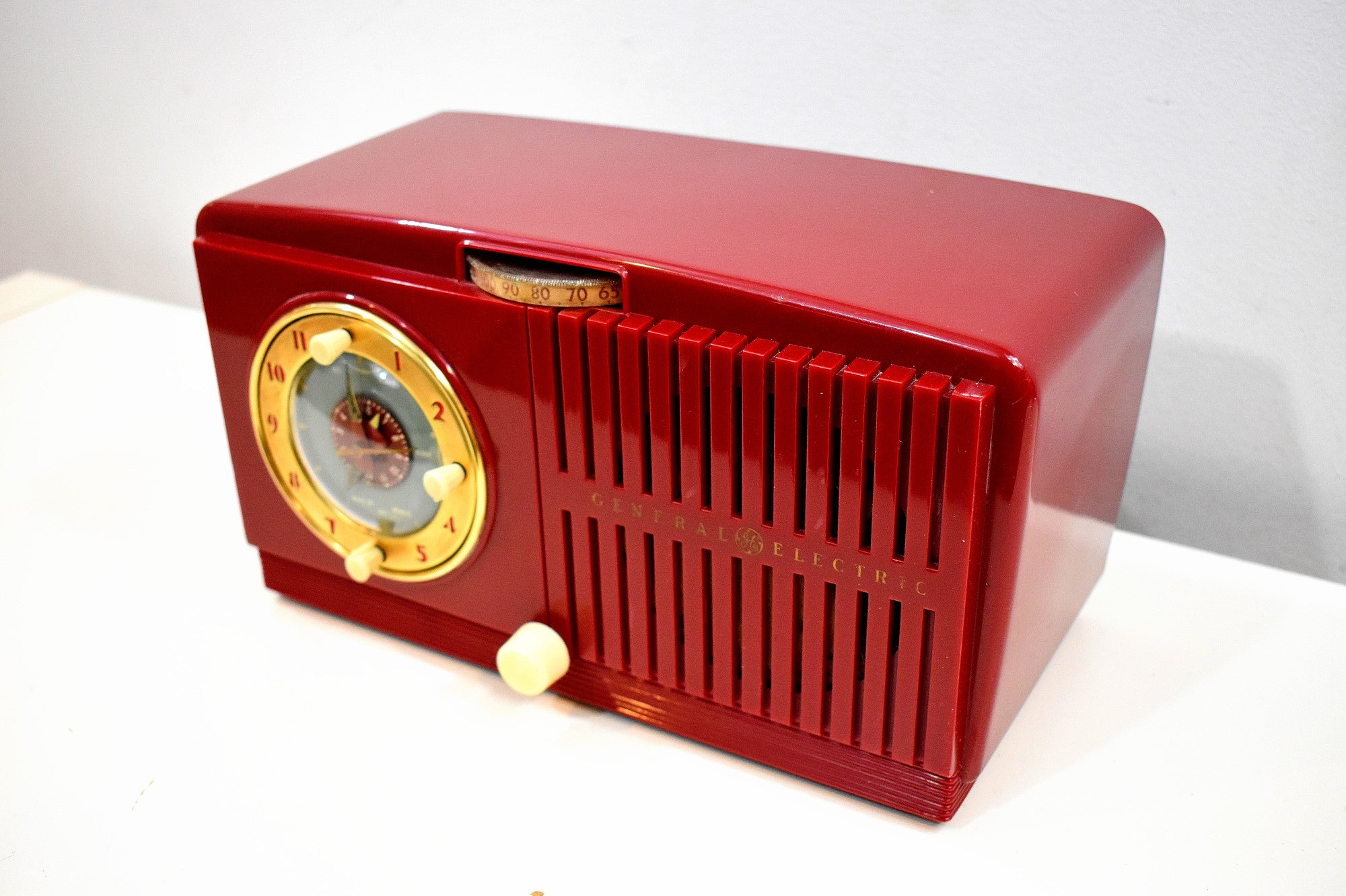 Cranberry Red Vintage 1954 General Electric Model 556 AM Vacuum