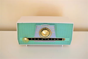 ターコイズとホワイトの 1957 RCA モデル X-4HE 真空管 AM ラジオは素晴らしいデュアル スピーカー サウンドを実現します。