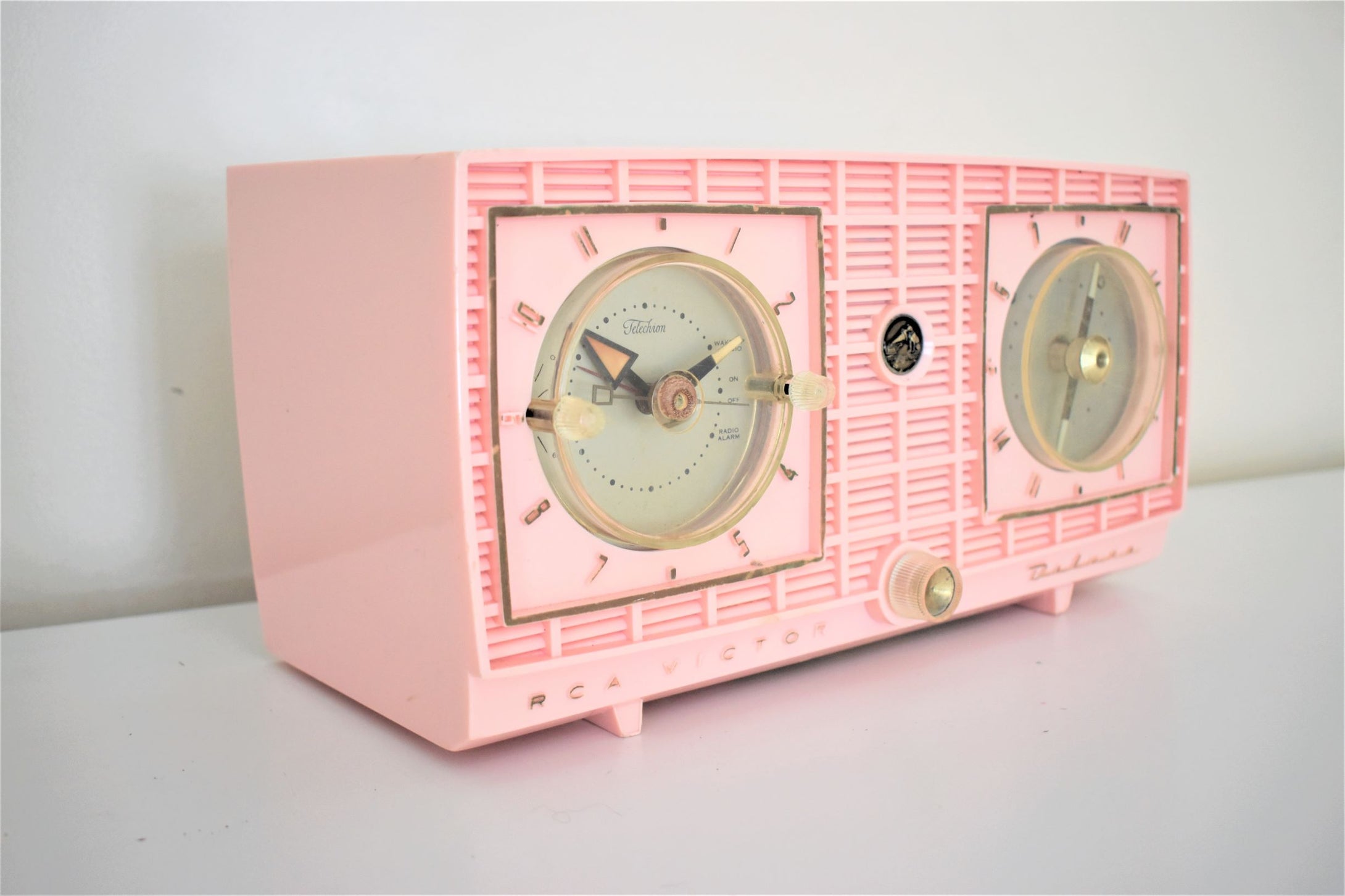カーネーション ピンク 1956 RCA Victor Model 6-C-8F 真空管 AM クロック ラジオ レアモデルとカラーサウンドが美しい！