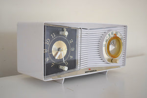 Bluetooth 準備完了 - アルパイン ホワイト 1962 モトローラ モデル C9P1 AM 真空管ラジオは素晴らしい作品です。