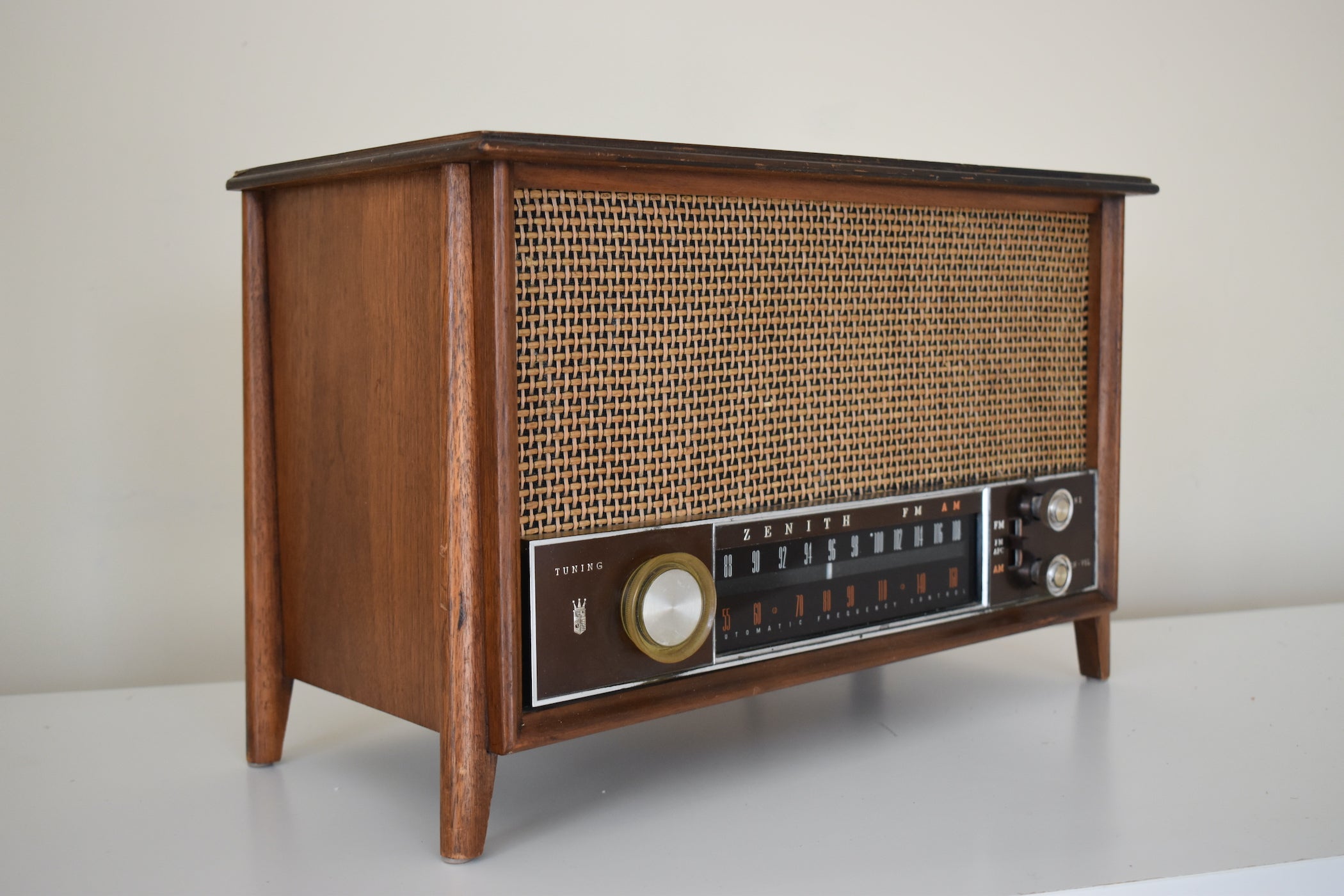 Bluetooth すぐに使えます - Tableau Wood 1963 Zenith Model K731 AM FM 真空管ラジオのサウンドは素晴らしいです。