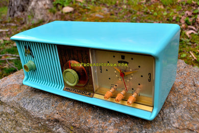 売れました！ - 2017 年 7 月 12 日 - ビビッド ターコイズ ミッドセンチュリー レトロ アンティーク Jetsons 1957 Motorola 57CC 真空管 AM クロック ラジオ 完全に復元されました。
