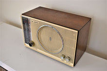 Charger l&#39;image dans la galerie, AM FM Solid Wood Cabinet 1964 Zenith Model H845 Vacuum Tube Radio Sounds Looks Works Like A Champ!