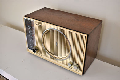 AM FM 無垢材キャビネット 1964 ゼニス モデル H845 真空管ラジオのサウンドはチャンピオンのように機能します。 