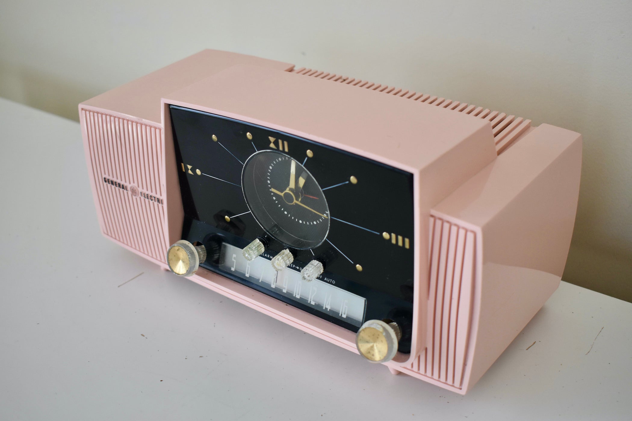 Bluetooth Ready To Go - プリンセス ピンク 1959 GE ゼネラル エレクトリック モデル 913D AM 真空管クロック ラジオ