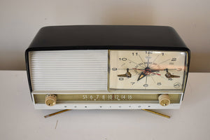 白黒 1959 RCA Victor モデル C-4FE 真空管 AM クロック ラジオ ユニークな回転スタンド