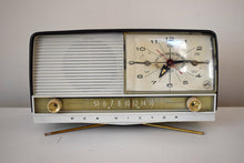 Charger l&#39;image dans la galerie, Black and White 1959 RCA Victor Model C-4FE Vacuum Tube AM Clock Radio Unique Swivel Stand