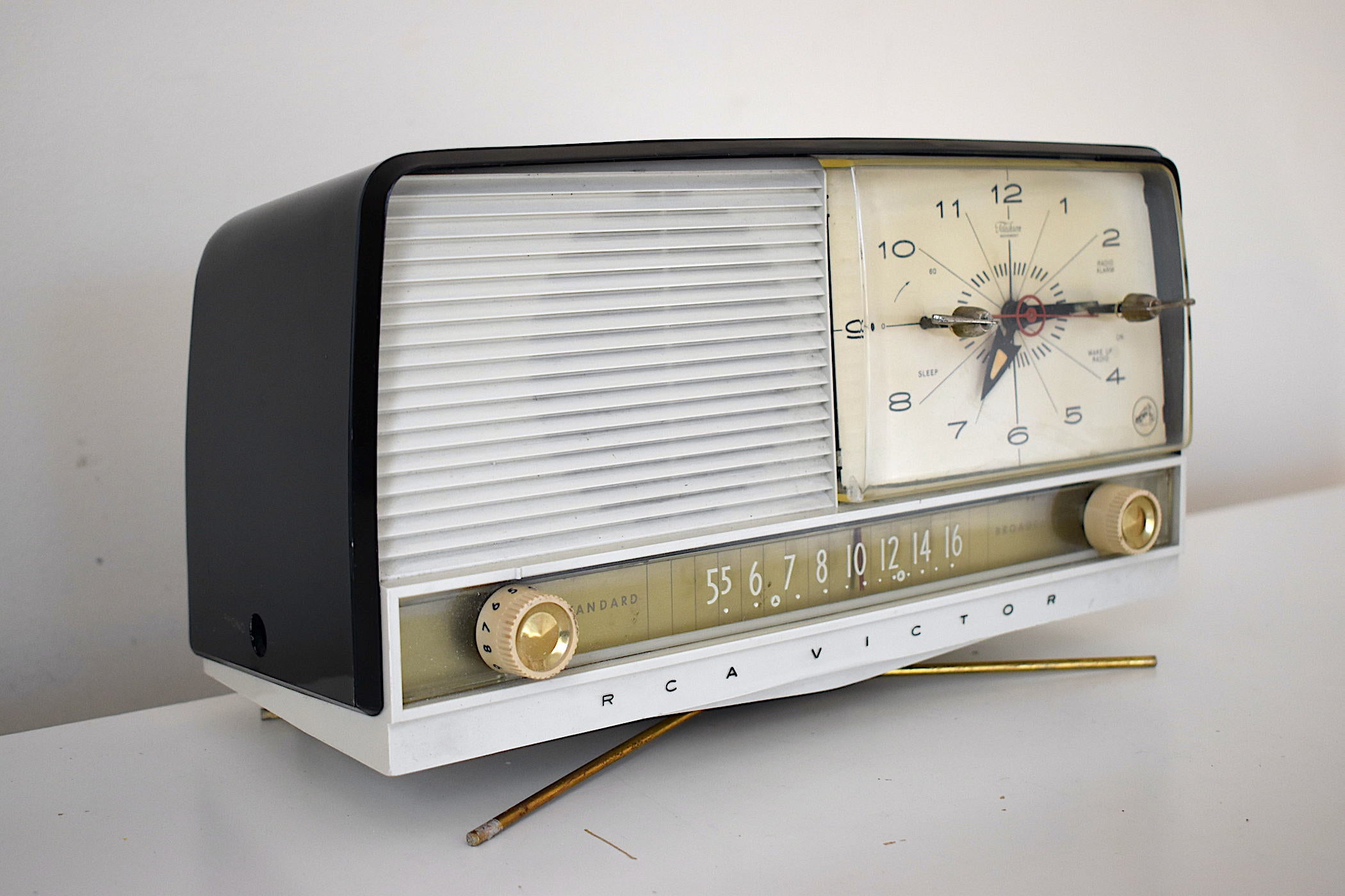 白黒 1959 RCA Victor モデル C-4FE 真空管 AM クロック ラジオ ユニークな回転スタンド