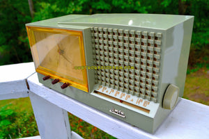 売れました！ - 2018 年 12 月 26 日 - セージ グリーン ミッドセンチュリー レトロ ヴィンテージ 1956 アービン モデル 957T AM 真空管時計ラジオは素晴らしい動作をします。