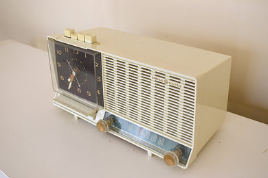 Snow White 1960 GE General Electric Model C-450B AM Vintage Radio Sounds Terrific Rare Color Combo!