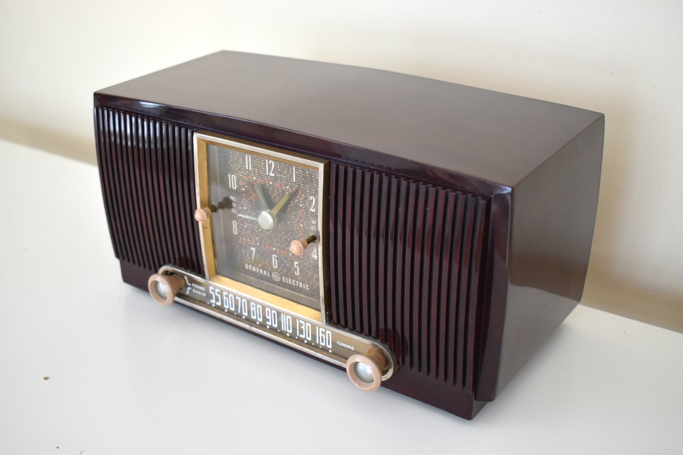 Elegant Brown Marbled 1955 General Electric Model 551 Vintage AM Vacuum Tube Clock Radio Sounds Great Looks Classy!